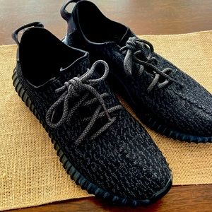 Yeezy boost men’s adidas sneakers, barely worn. Size US 11, black/gray